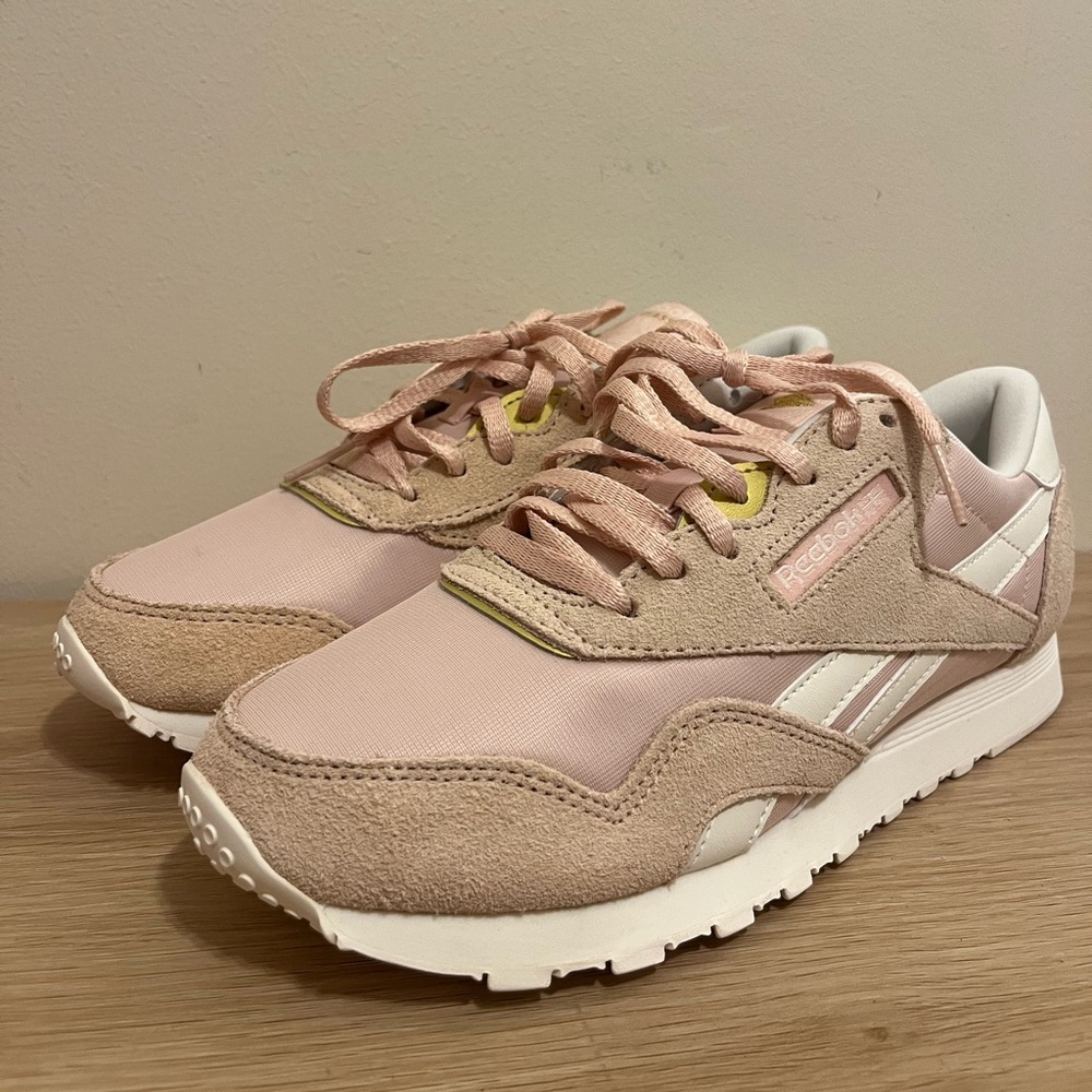 NIB Reebok Classic Nylon Women's Sneakers Soft Pink and Chalk Size 8